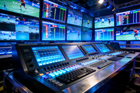 专业体育赛事现代演播室转播工作台与高清监视器阵列
